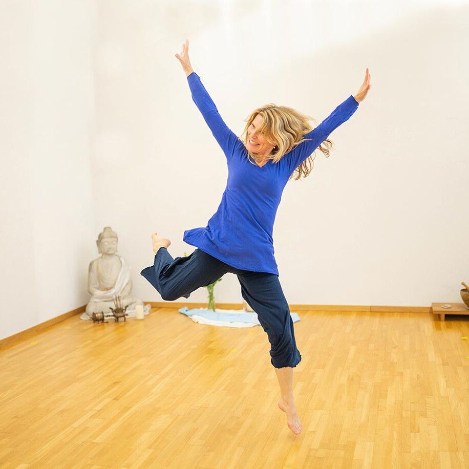 Saira Tanz in einem Raum. Bild aus der Webseite inschwingung-sein.ch