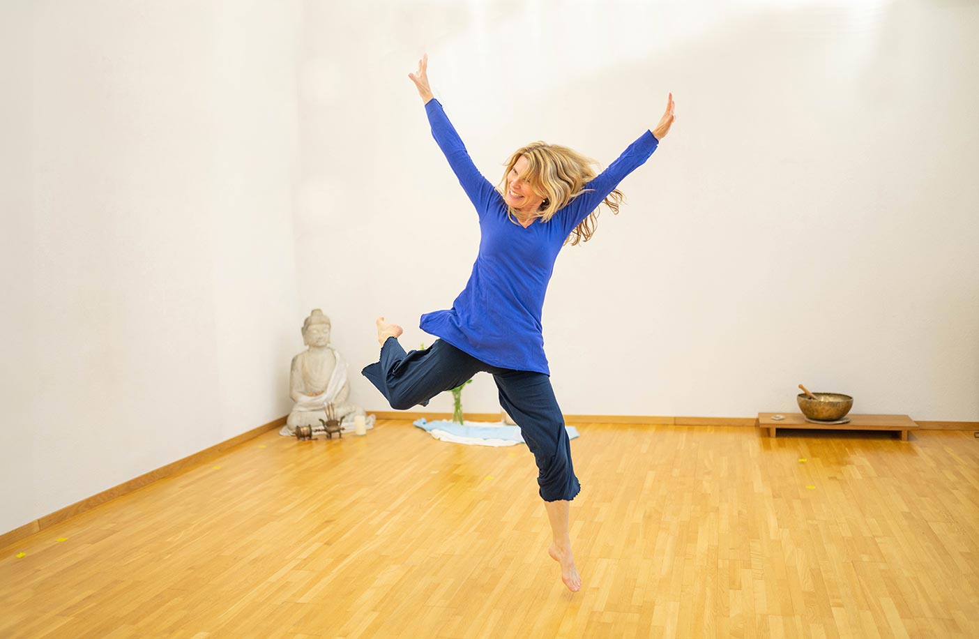 Saira Tanz in einem Raum. Bild aus der Webseite inschwingung-sein.ch